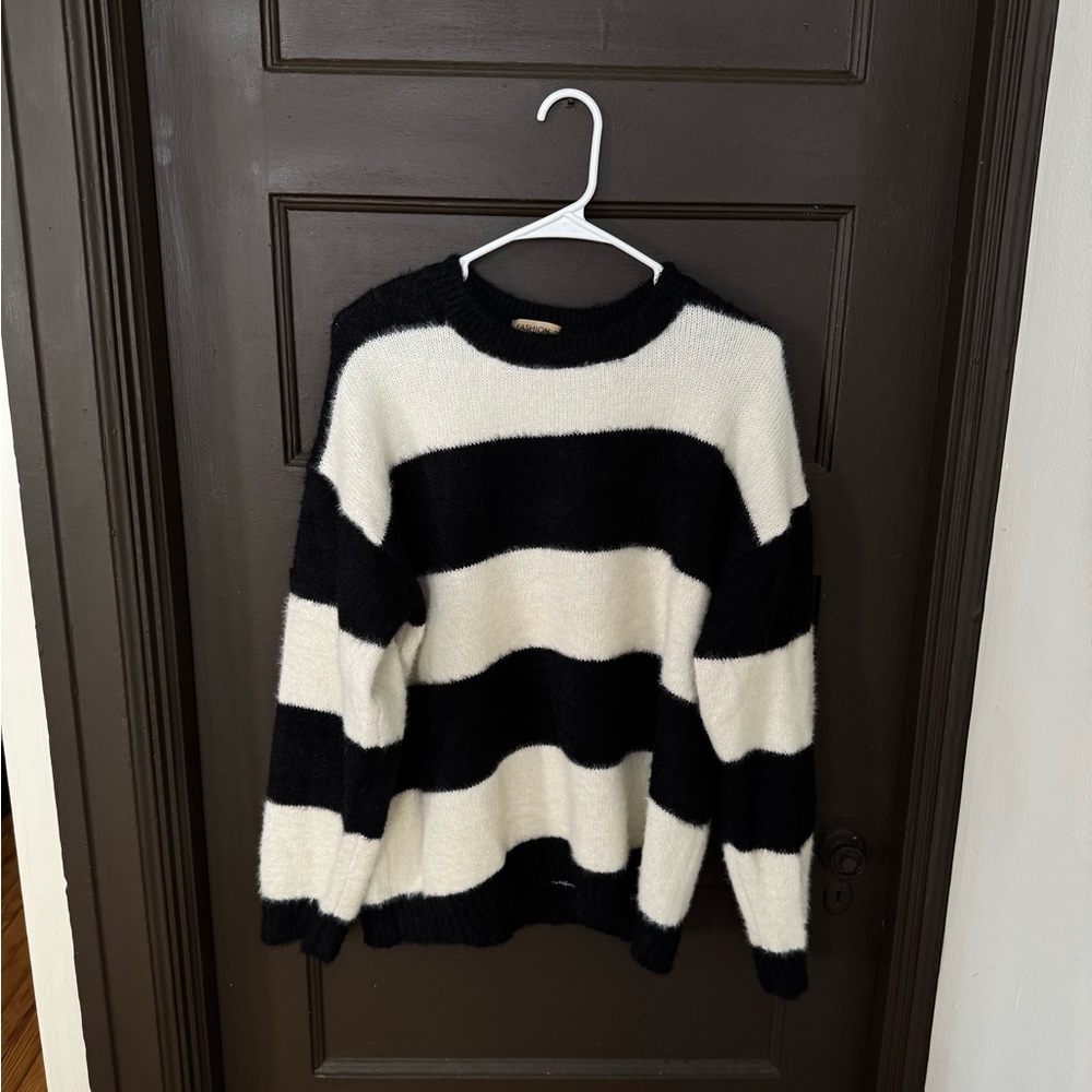 Black/white sweater